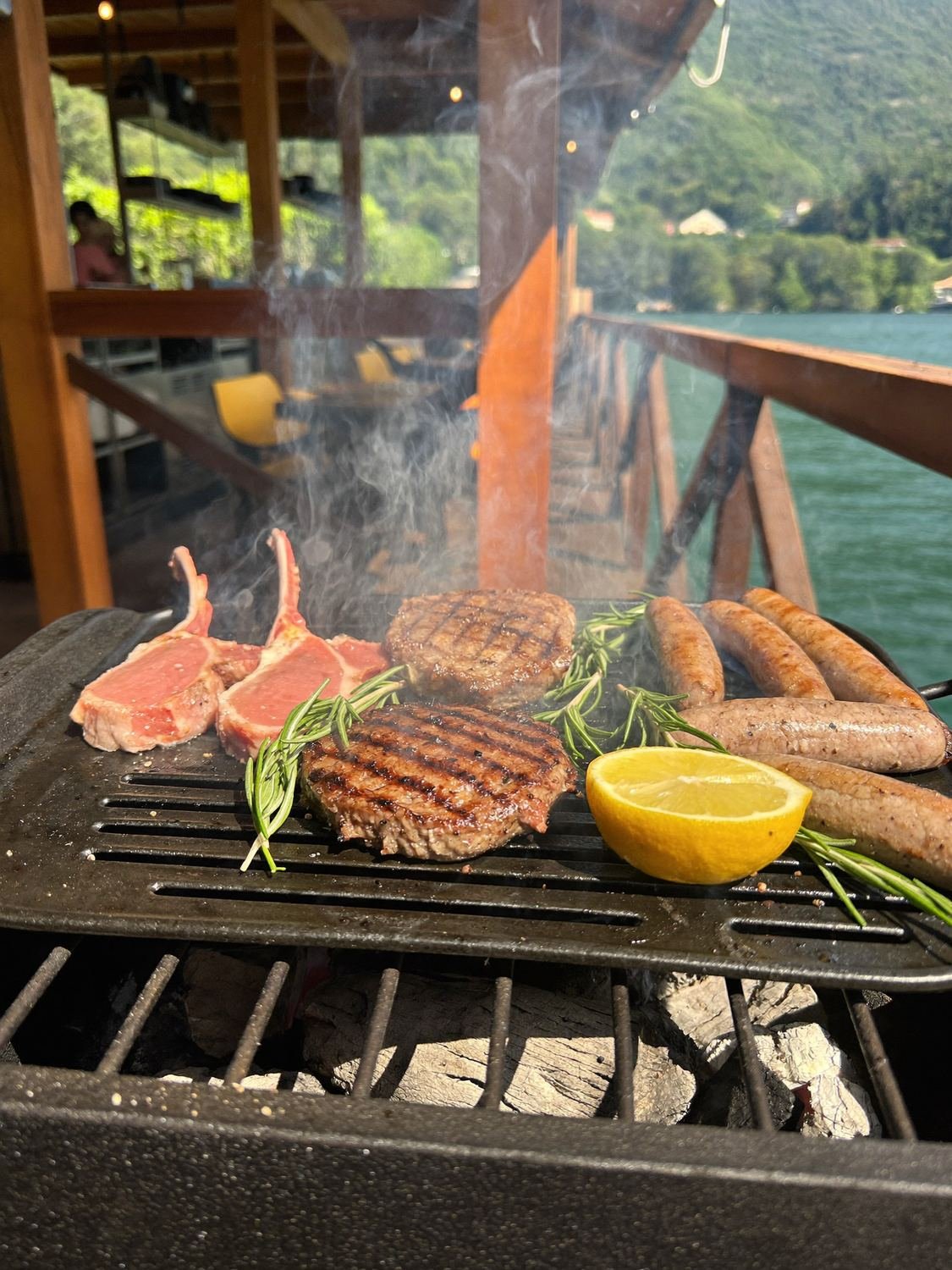 Costolette, salsicce e bistecca sulla brace