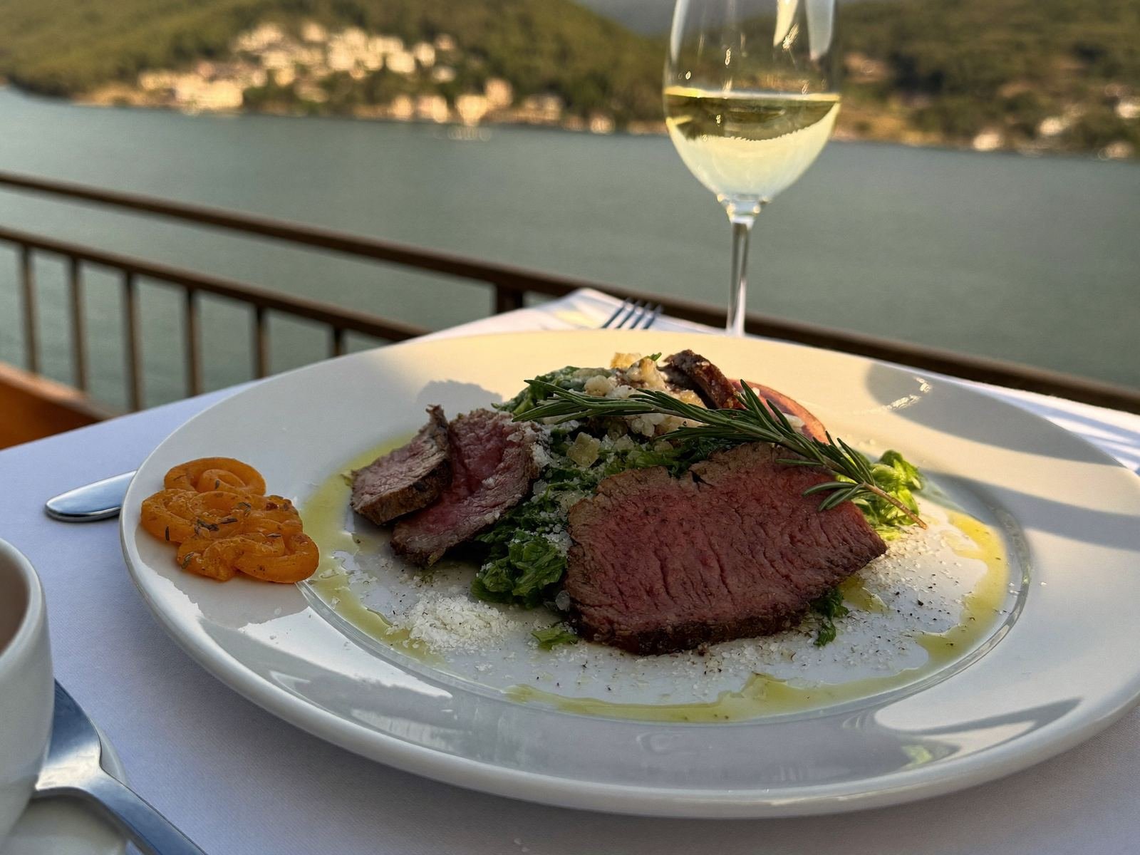 Tagliata di manzo servita con vista lago