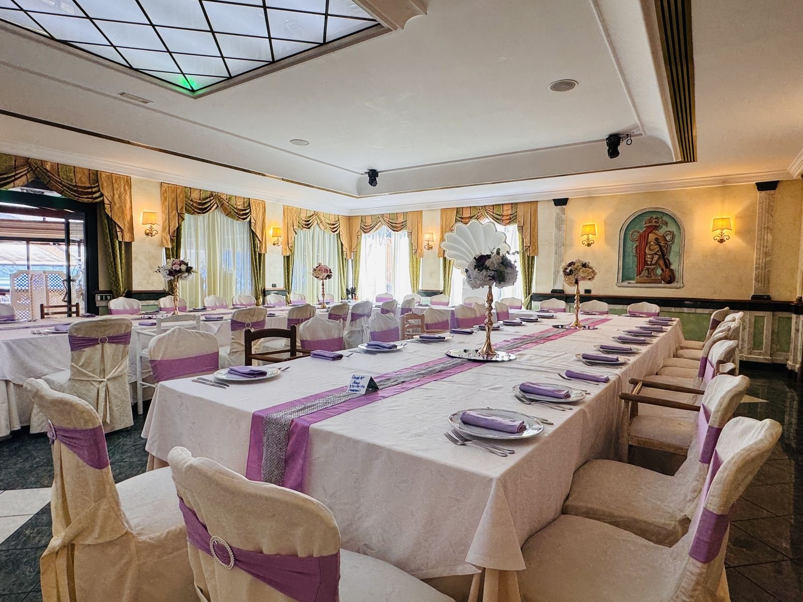 Allestimento con torta a piani e decorazioni floreali