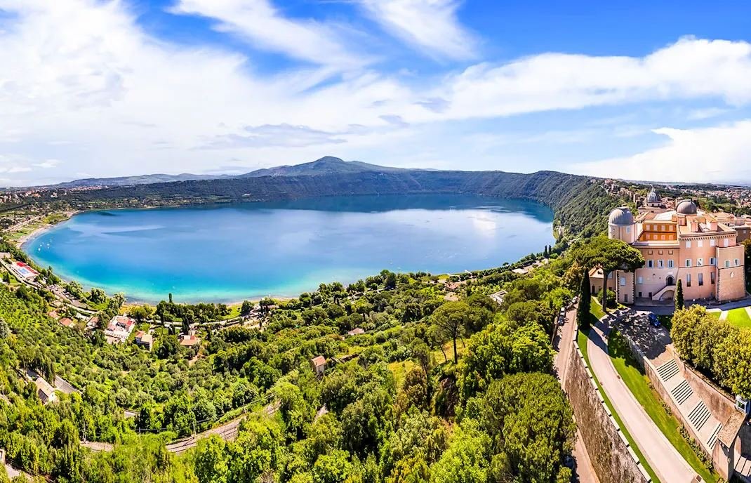 Veduta aerea del lago di Castel Gandolfo