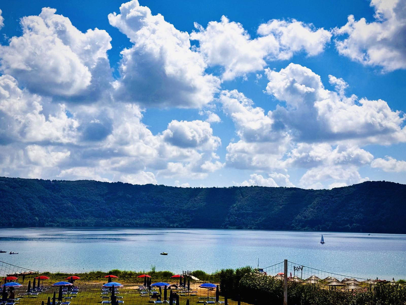 La spiaggia del lago con gli ombrelloni