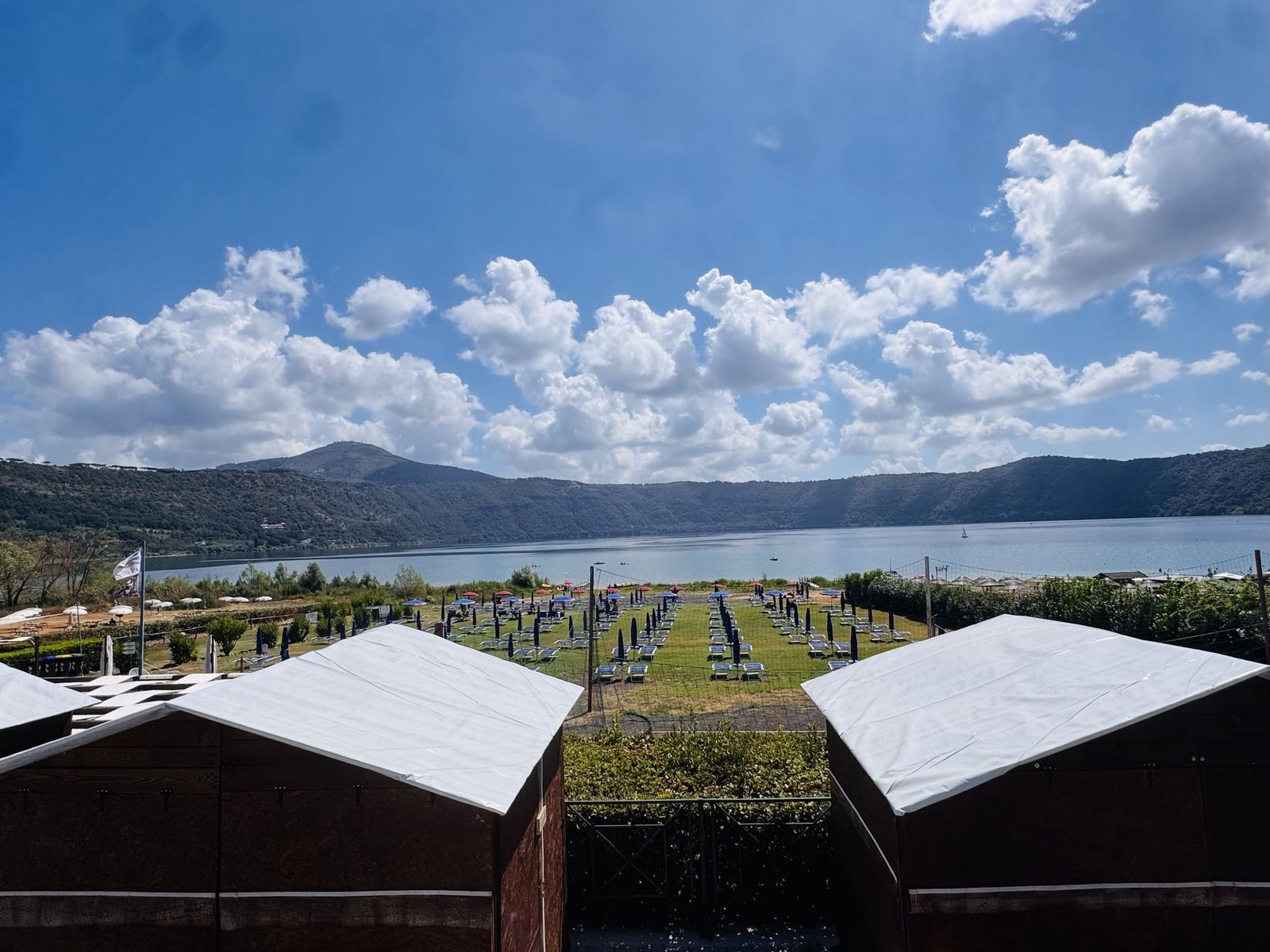 Gazebi e terrazza sulla riva del lago