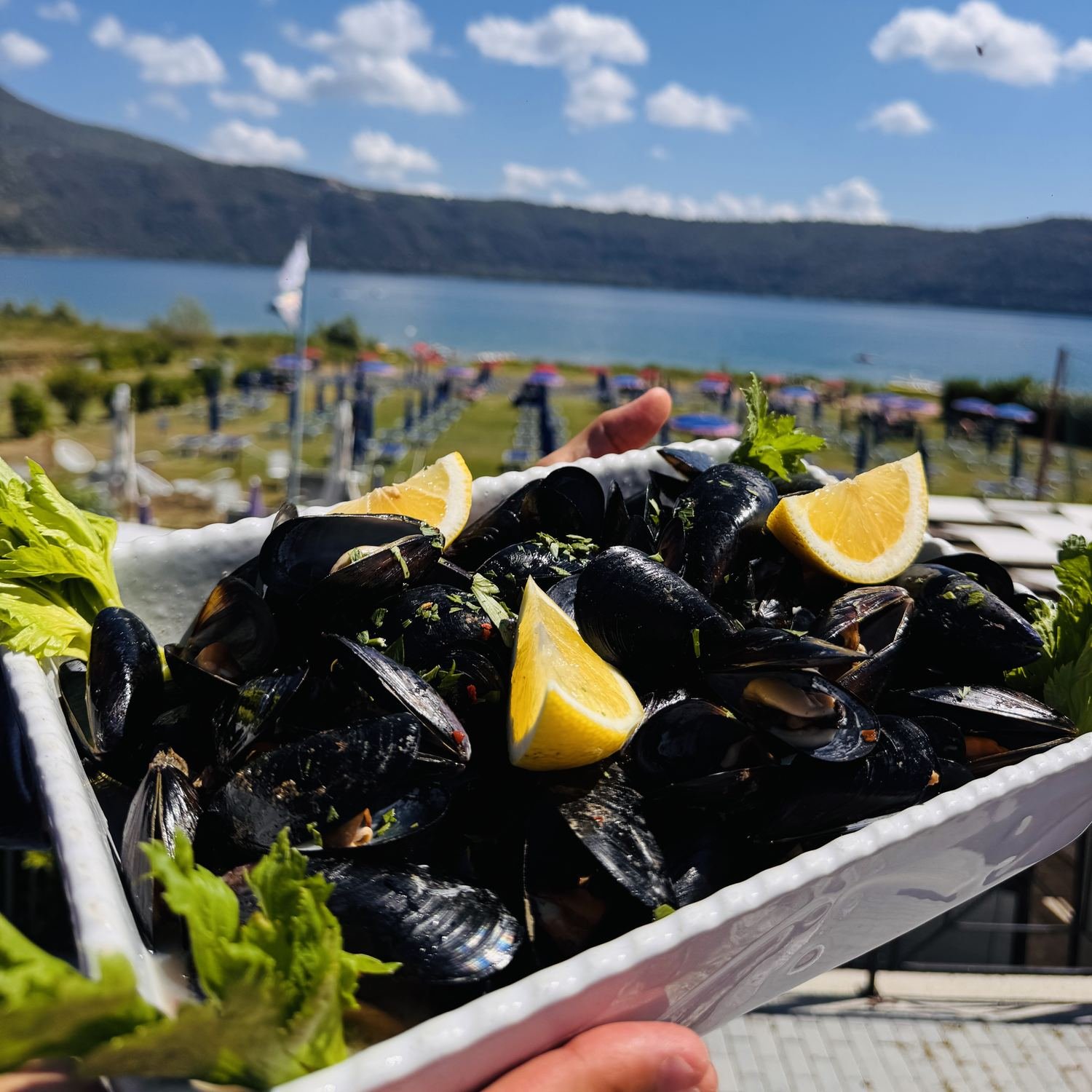 Cozze con limone e prezzemolo davanti al lago