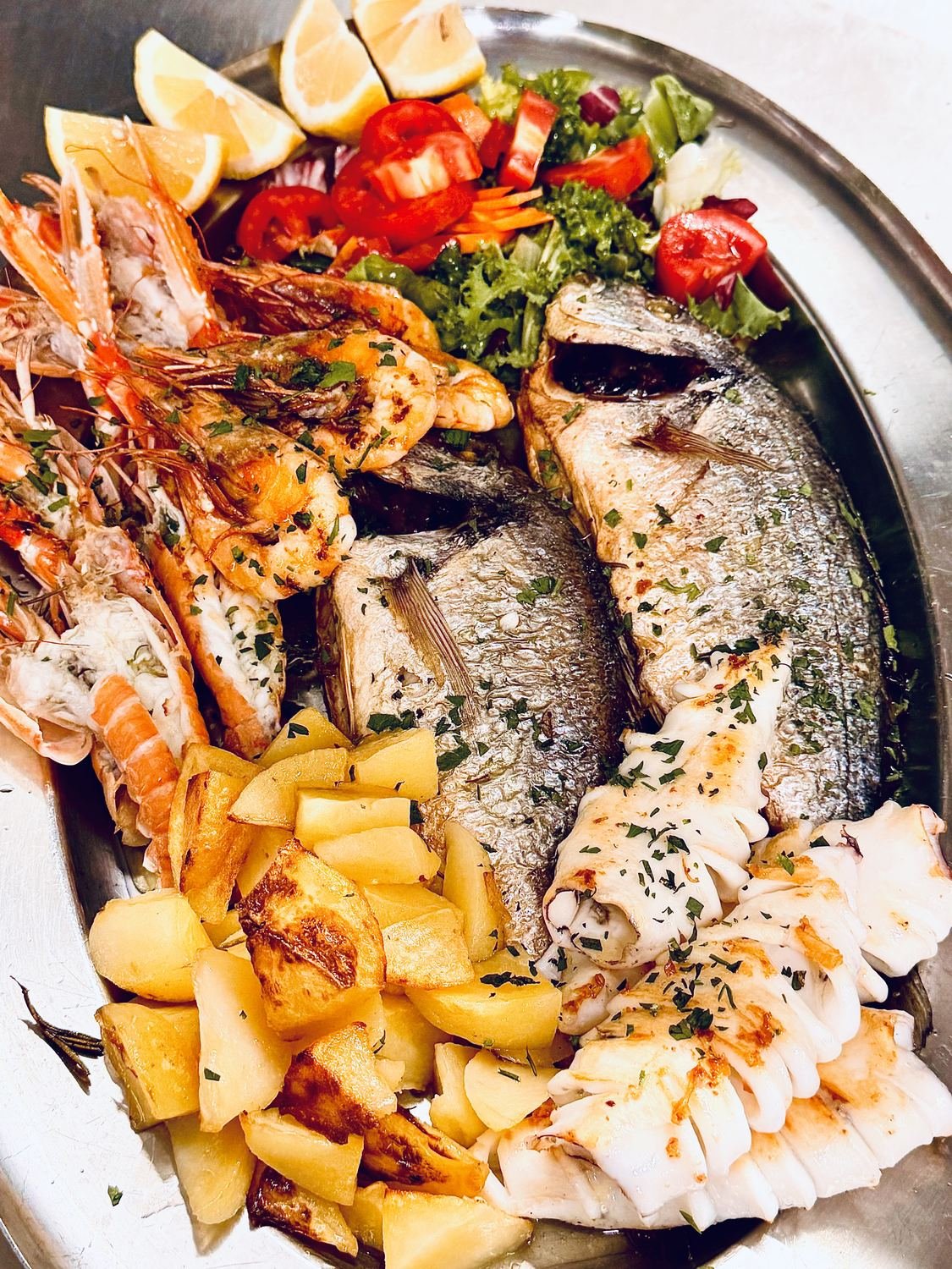 Misto alla griglia di pesce e crostacei
