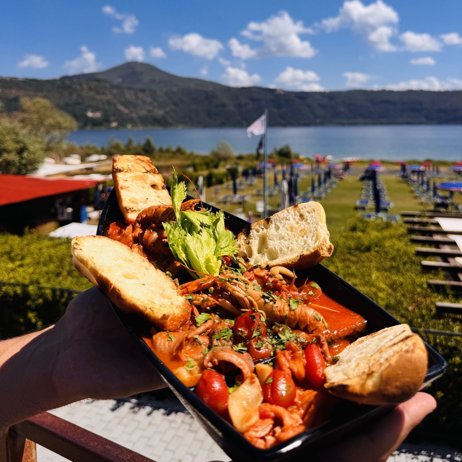Scampi in salsa di pomodoro con crostini