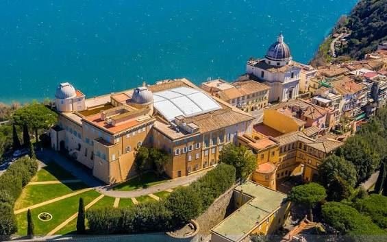 Veduta ravvicinata del Palazzo Pontificio e dei giardini