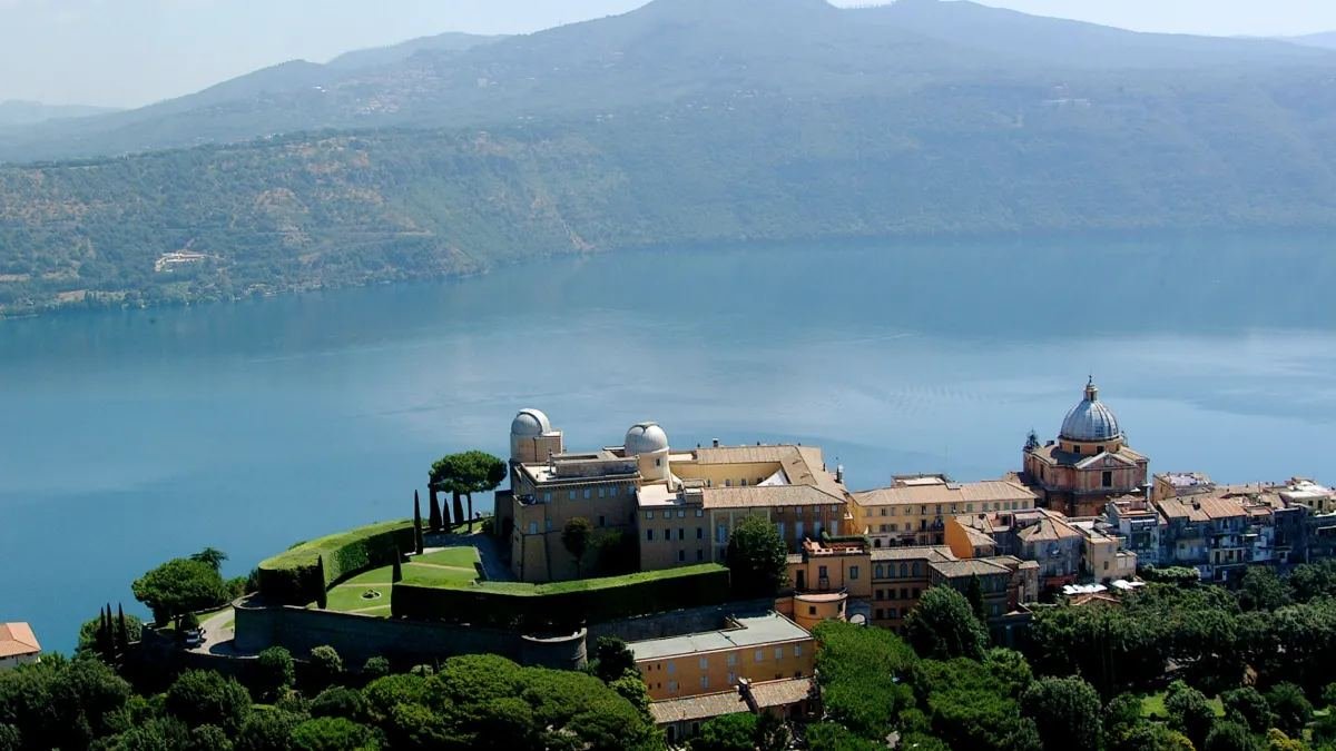 Il Palazzo Pontificio di Castel Gandolfo affacciato sul lago Albano