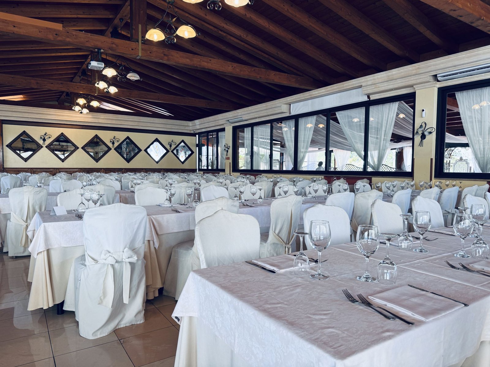 Sala interna con soffitto a travi in legno